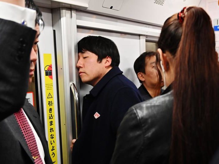 Why overtired Japan is turning to office siestas – BBC News