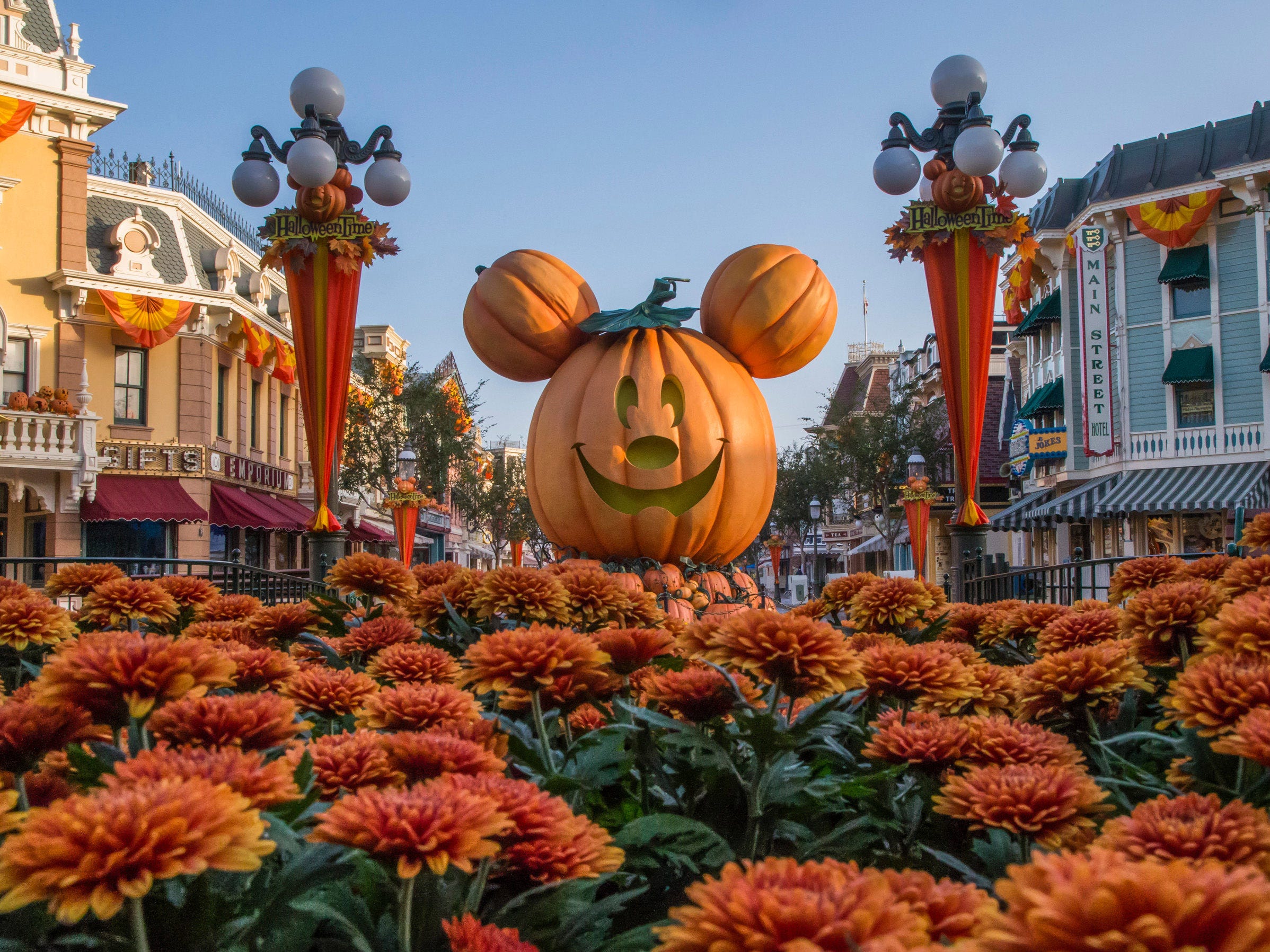 Halloween Time at the Disneyland Resort brings spook-tacular experiences from Sept. 6-Oct. 31, 2019. Halloween magic will enchant guests at both Disneyland Park and Disney California Adventure Park as favorite experiences are transformed into dreadful delights. With seasonal attraction overlays, Halloween-themed décor and food and beverage offerings, plus encounters with dastardly Disney villains, happy haunts seem to materialize around every corner. Disneyland Resort is located in Anaheim, Calif. (Joshua Sudock/Disneyland Resort)