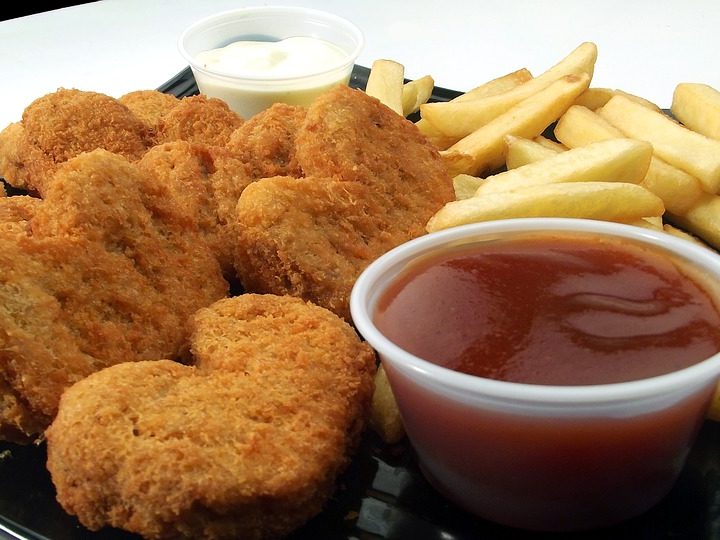 How a simple trick could inoculate adolescents against junk food advertising – ZME Science