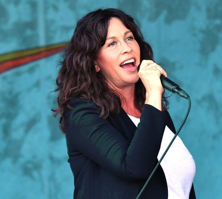 Singer Alanis Morissette Opens Up About Postpartum Depression – Healthline
