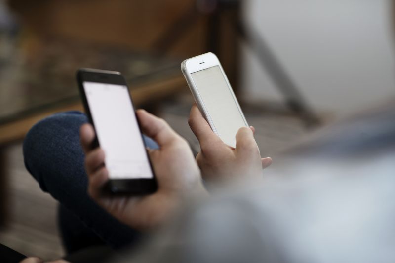 People who read from a screen before bed find it harder to wake up in the morning and feel alert, even if they sleep seven to eight hours, according to a 2015 Harvard study. (Photo: Getty Creative)