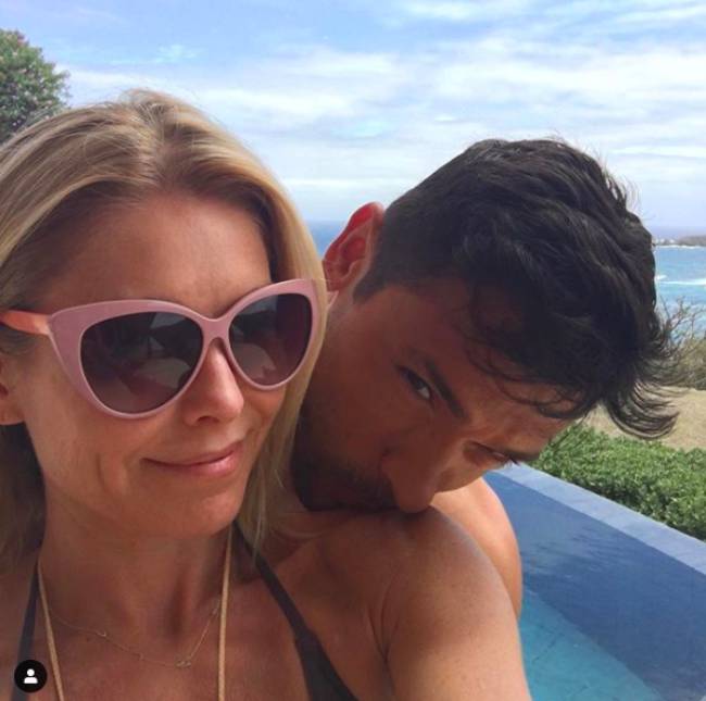 kelly-ripa-mark-consuelos-beach